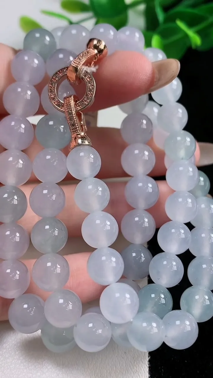 天然A货翡翠圆珠项链61颗，尺寸8，重量:72.48g11月12日
工厂直销收藏佳品,种好水足，色泽均匀，有种有色，上手高大气！