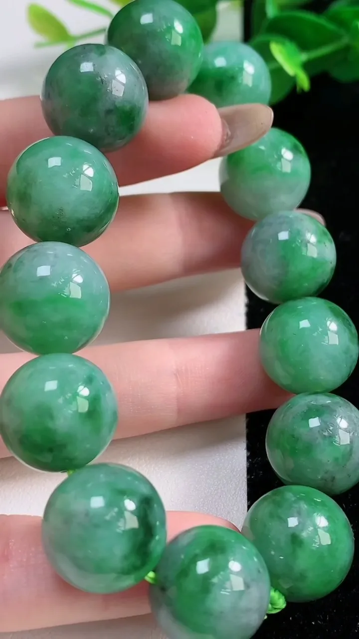 天然A货翡翠圆珠手串13颗，尺寸15.2，重量80.26g11月12日
工厂直销收藏佳品,种好水足，色泽均匀，有种有色，上手高大气！