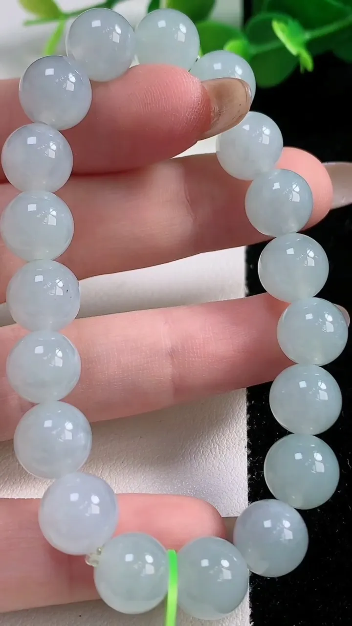 天然A货翡翠圆珠手串19颗，尺寸10，重量:30.74g11月12日
工厂直销收藏佳品,种好水足，色泽均匀，有种有色，上手高大气！