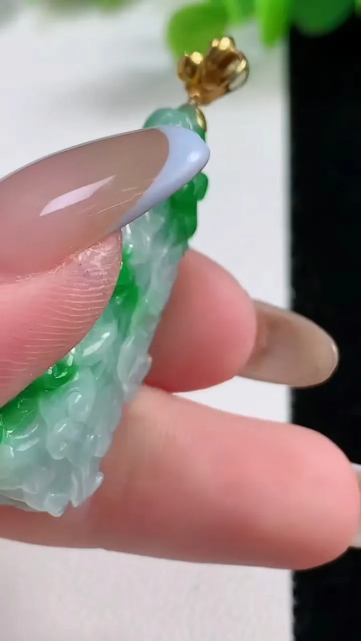 天然A货翡翠白菜吊坠，尺寸40.4-16.4-11.8，重量:10.34g
11月12日