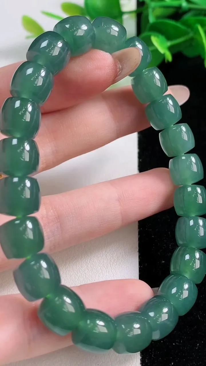 天然A货翡翠种蓝水路路通手串22颗，尺寸7.6-9.8，重量:40.05g11月12日
工厂直销收藏佳品,种好水足，色泽均匀，有种有色，上手高大气！