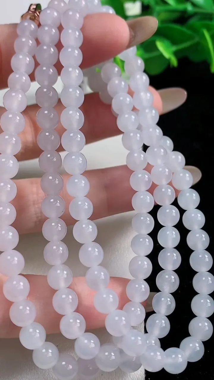 天然A货翡翠圆珠项链112颗，尺寸6，重量:42.05g
11月12日