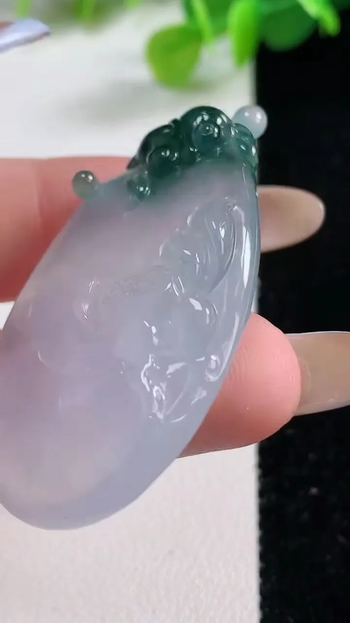 天然A货翡翠冰种飘花和和美美 荷花吊坠，尺寸46.8-26-7.6，重量:14.94g
11月12日