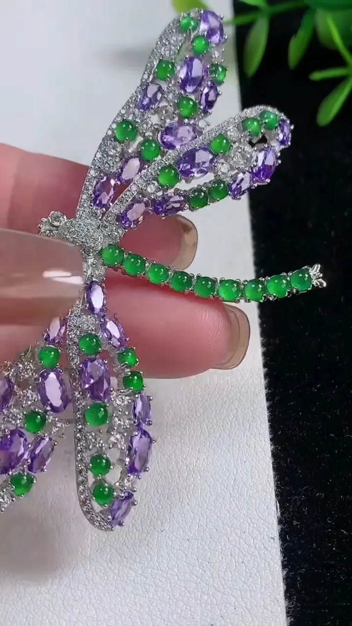 天然A货翡翠蛋面蜻蜓胸针，尺寸85-38-7，裸石2.8重量:16.26g
11月12日