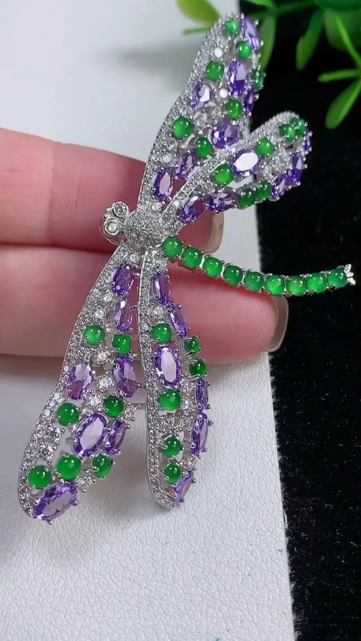 天然A货翡翠蛋面蜻蜓胸针，尺寸85-38-7，裸石2.8重量:16.26g
11月12日