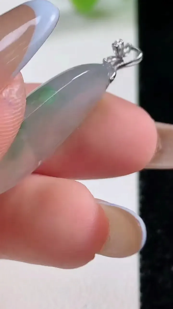 天然A货翡翠种飘花福瓜吊坠，尺寸27.8-14.2-5.7，重量:4.49g
11月12日