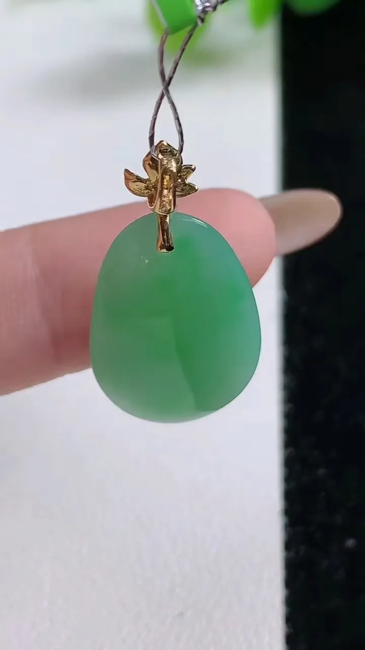 天然A货翡翠福瓜吊坠，尺寸23.2-14-5.1，重量:3.32g
11月12日