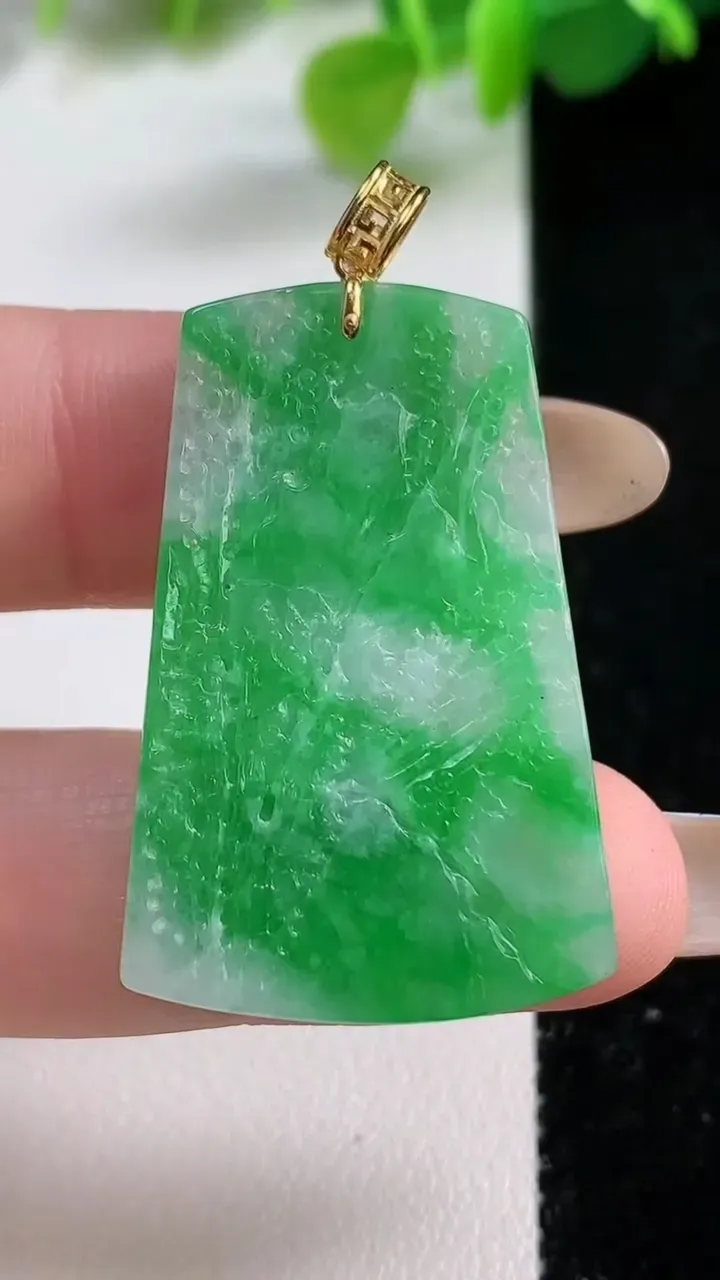 天然A货翡翠山水牌吊坠，尺寸35.2-23-5，重量:7.50g
11月12日