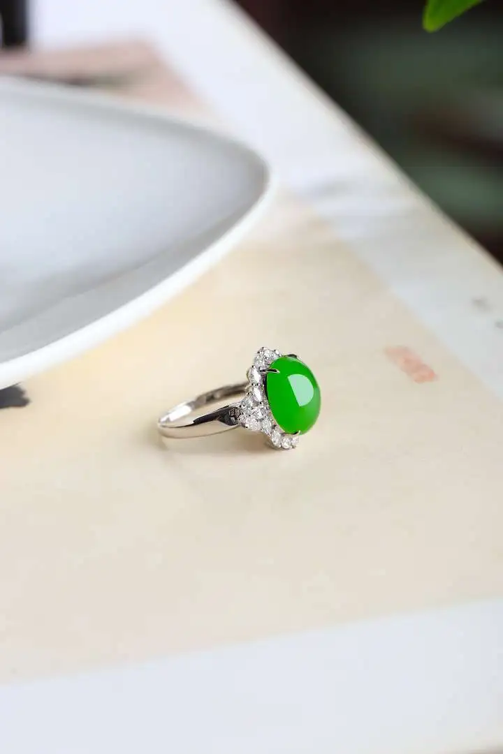 18k白金镶嵌 和田玉俄罗斯碧玉苹果绿蛋面戒指 玉质水润，款式新颖，佩戴效果简单贵气，送礼自留高大气。
裸石规格约为10*12圈口大小可调