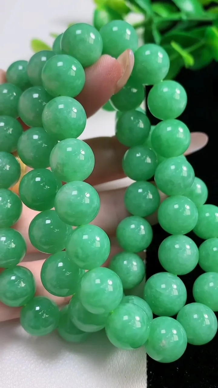 天然A货翡翠圆珠项链53颗，尺寸10，重量:111.77g11月12日
工厂直销收藏佳品,种好水足，