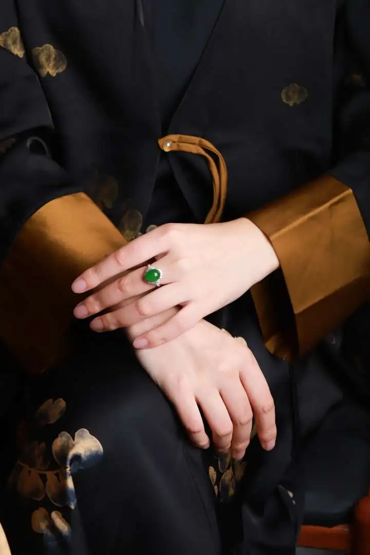 18k白金镶嵌 和田玉俄罗斯碧玉苹果绿蛋面戒指 玉质水润，款式新颖，佩戴效果简单贵气，送礼自留高大气