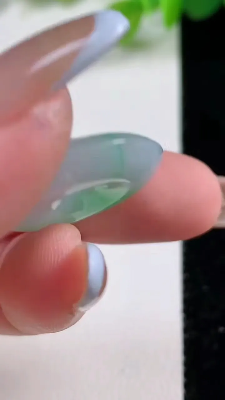 天然A货翡翠平安扣吊坠，尺寸24-5.3，重量:6.24g
11月12日