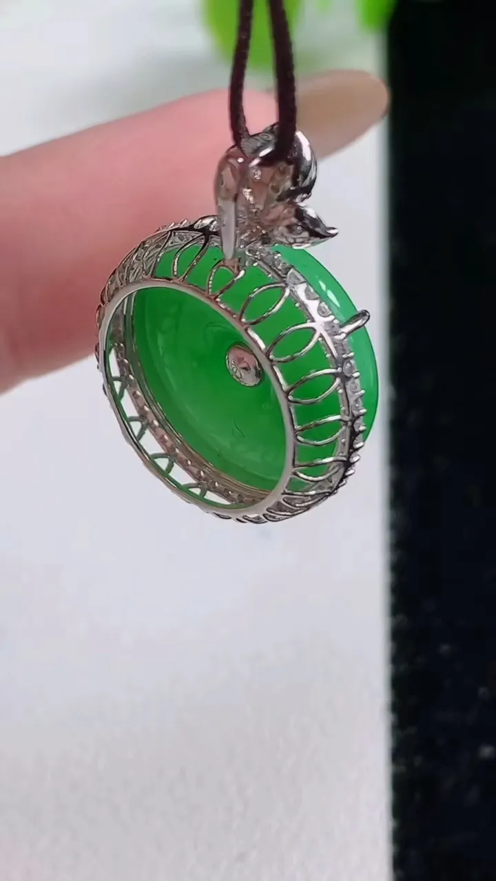 天然A货翡翠平安扣吊坠，尺寸23.8-17-8.3裸石14.8，重量:4.12g
11月12日