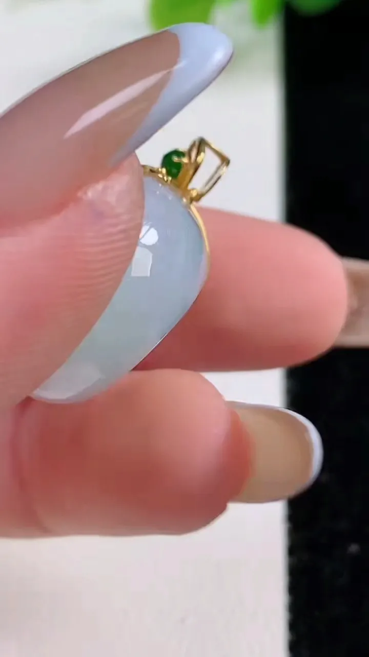 天然A货翡翠路路通吊坠，尺寸19.5-12，重量:9.95g
11月12日