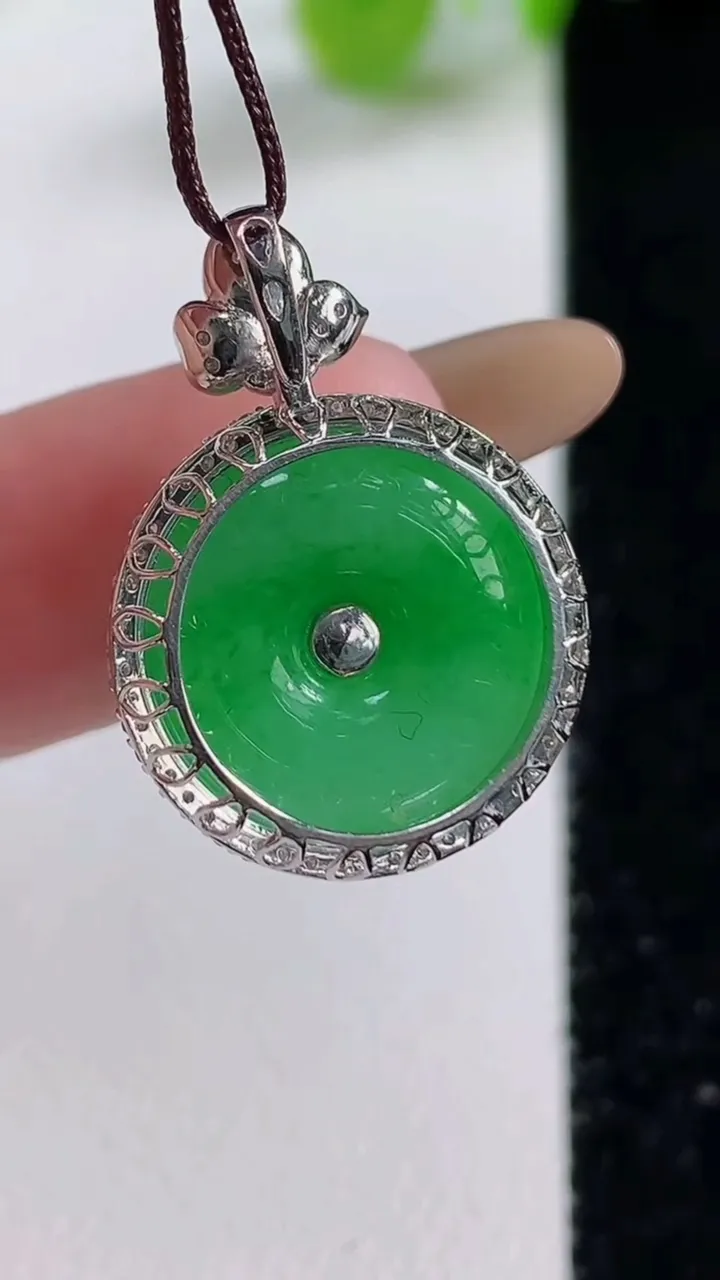 天然A货翡翠平安扣吊坠，尺寸23.8-17-8.3裸石14.8，重量:4.12g
11月12日