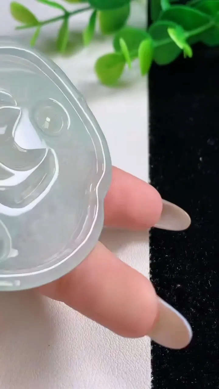 天然A货翡翠种飘花度母观音菩萨吊坠，尺寸57.5-58-6，重量:35.26g
11月12日