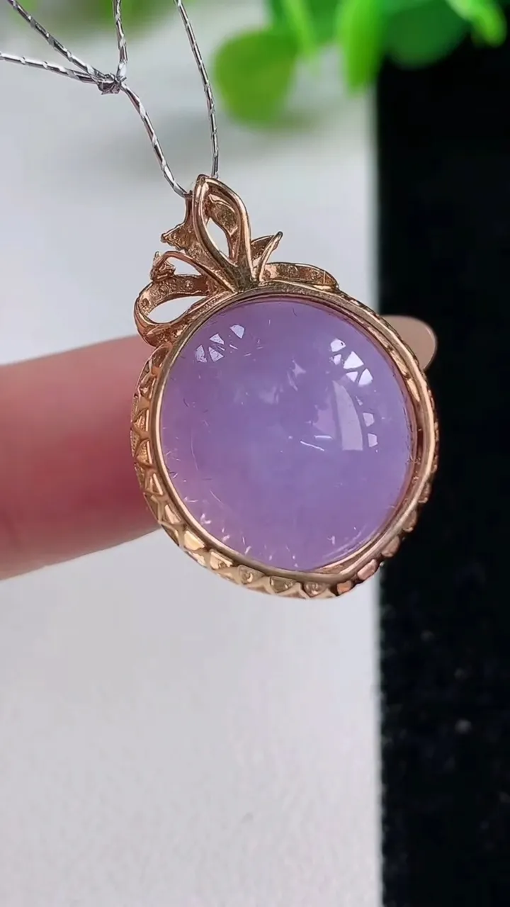 天然A货翡翠种紫罗兰蛋面吊坠，尺寸24.8-17-11裸石15.5-15.2，重量:4.92g
11月12日