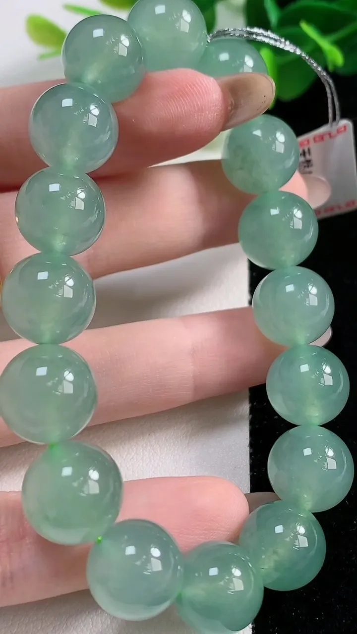 天然A货翡翠圆珠手串16颗，尺寸12.8，重量:55.46g11月12日
工厂直销收藏佳品,种好水足，色泽均匀，有种有色，上手高大气！