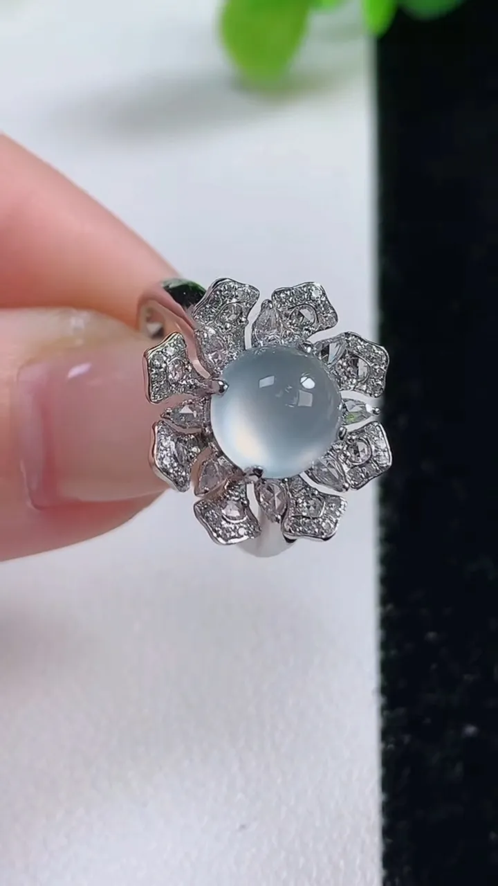 天然A货翡翠种白冰蛋面戒指，尺寸17-8.1-8.4，重量:5.72g2025年11月12日
工厂直销收藏佳品,种好水足，色泽均匀，有种有色，上手高大气！