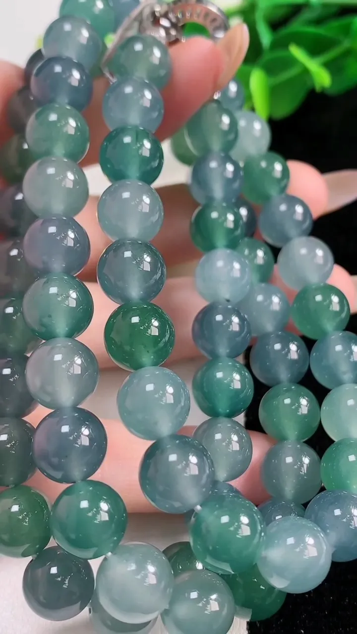 天然A货翡翠圆珠项链68颗，尺寸9.8，重量:114.58g11月12日
工厂直销收藏佳品,种好水足，色泽均匀，有种有色，上手高大气！