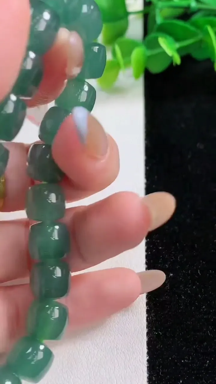 天然A货翡翠种蓝水路路通手串22颗，尺寸7.6-9.8，重量:40.05g11月12日
工厂直销收藏佳品,种好水足，色泽均匀，有种有色，上手高大气！