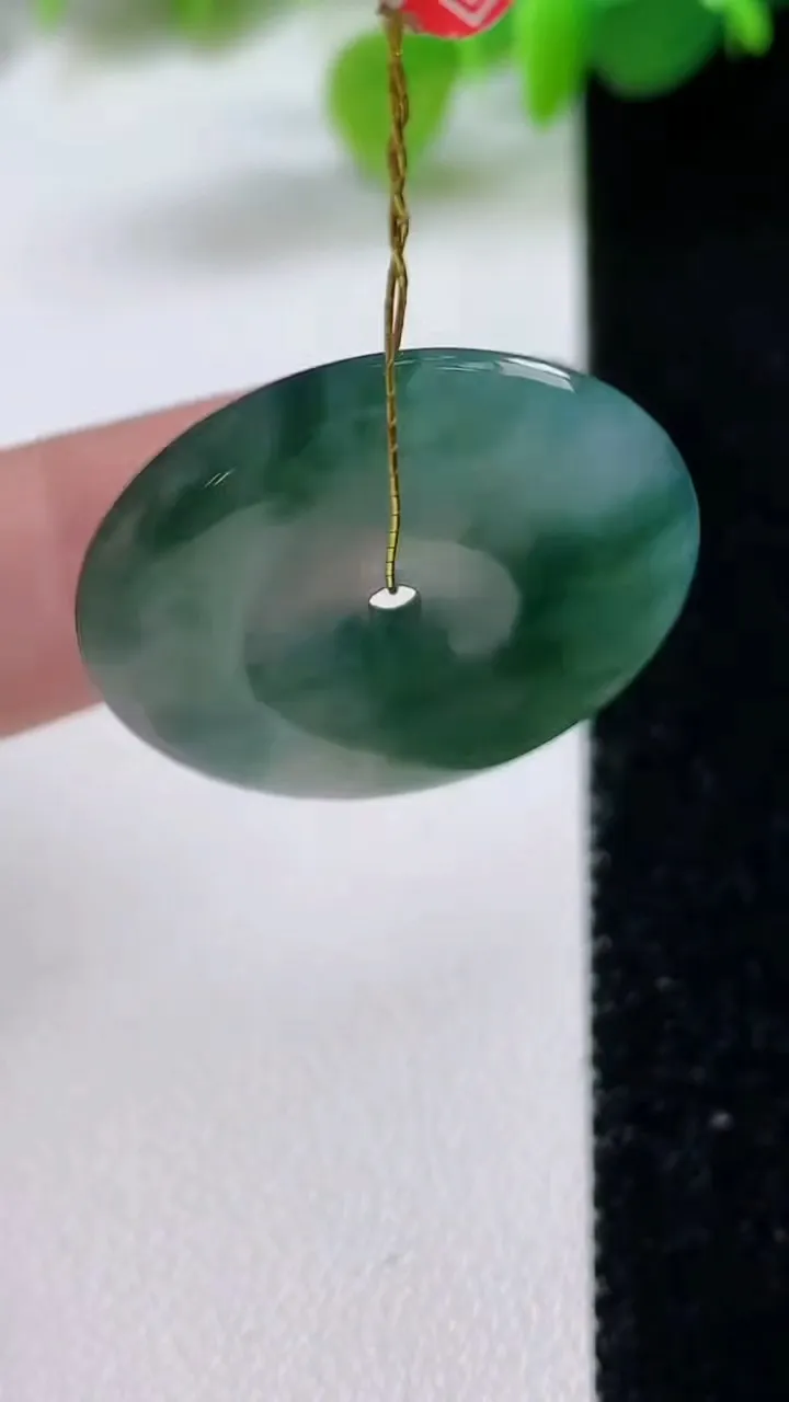 天然A货翡翠冰种飘花平安扣吊坠，尺寸26.4-3.8，重量:5.70g
11月12日