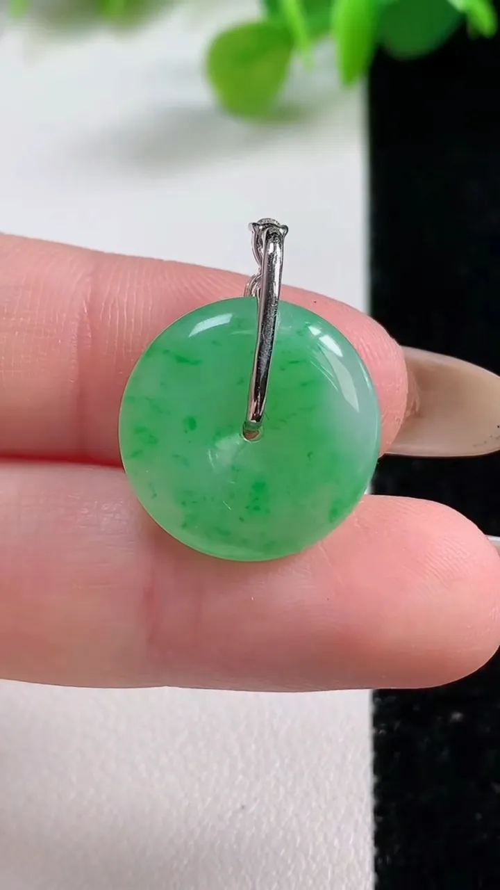 天然A货翡翠平安扣吊坠，尺寸17.3-4，重量:3.13g
11月12日