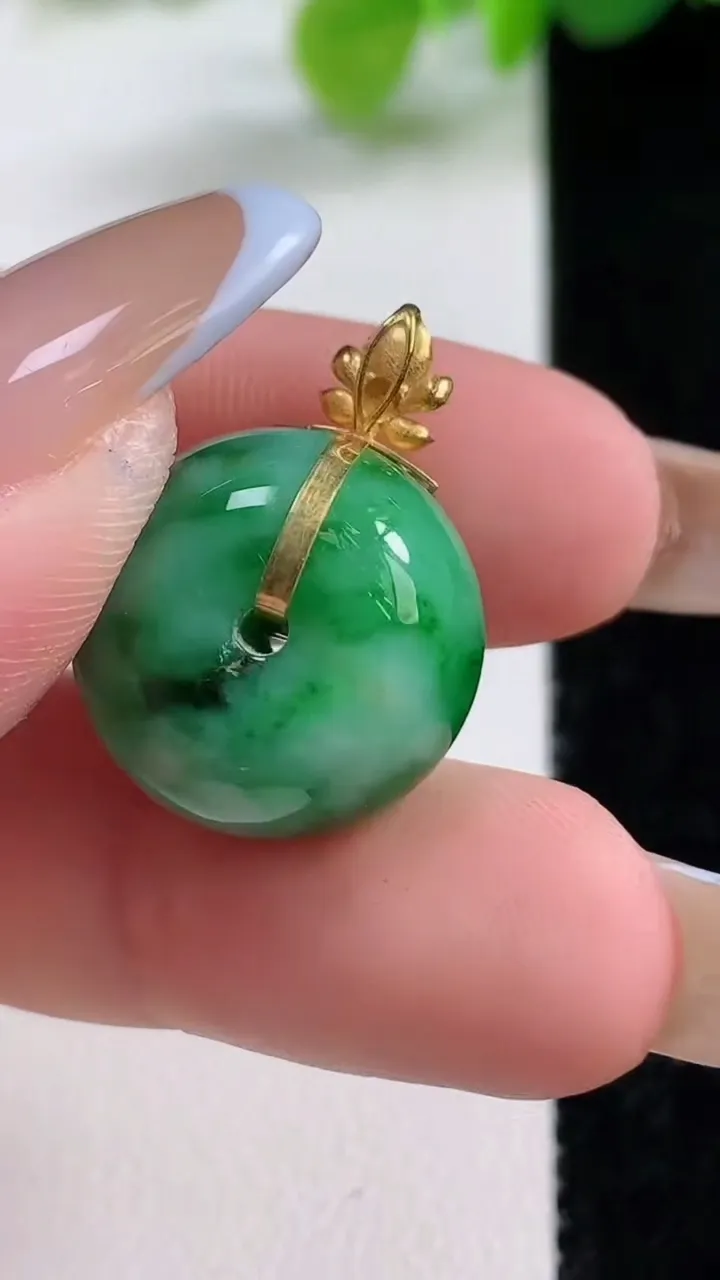 天然A货翡翠路路通吊坠，尺寸17-12.5，重量:7.37g
11月12日