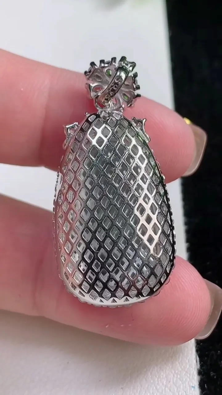 天然A货翡翠如意吊坠，尺寸38.4-18.5-9.5，裸石24.4-14.3-3.6重量:6.52g
11月12日