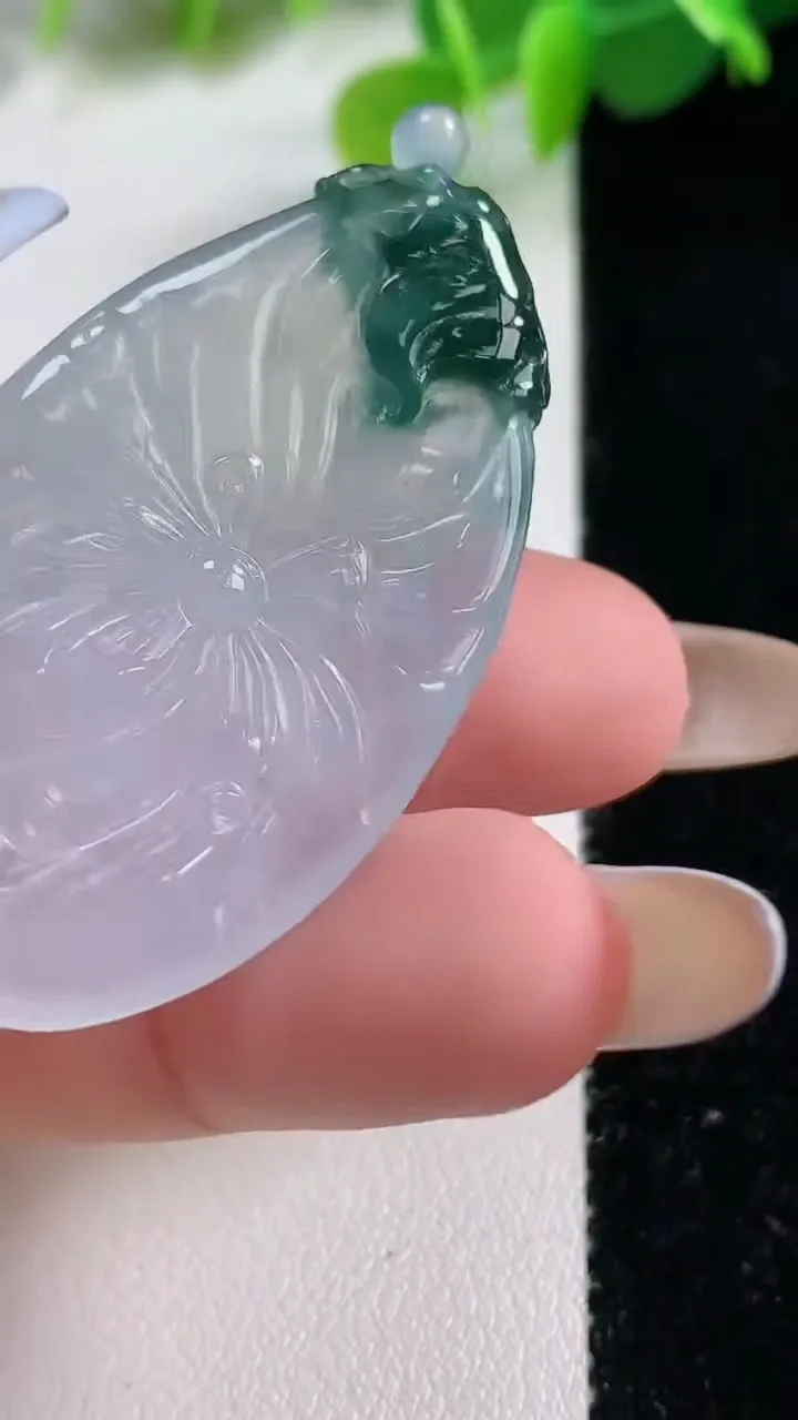 天然A货翡翠冰种飘花和和美美 荷花吊坠，尺寸46.8-26-7.6，重量:14.94g
11月12日