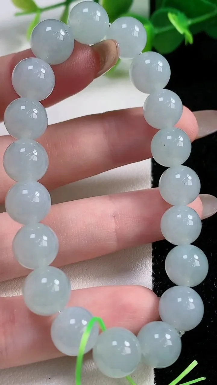 天然A货翡翠圆珠手串19颗，尺寸10，重量:30.74g11月12日
工厂直销收藏佳品,种好水足，色泽均匀，有种有色，上手高大气！