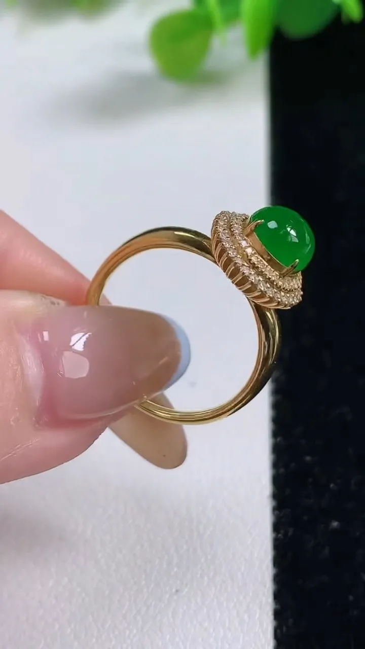 天然A货翡翠蛋面戒指，尺寸17.4-6.8-8.7，重量:2.47g2025年11月12日
工厂直销收藏佳品,种好水足，色泽均匀，有种有色，上手高大气！