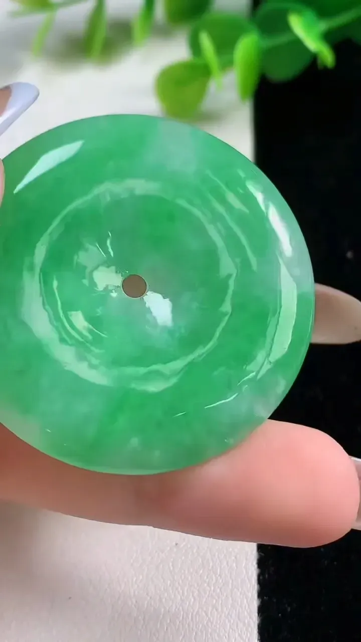 天然A货翡翠平安扣吊坠，尺寸42-5.8，重量:21.87g
11月12日