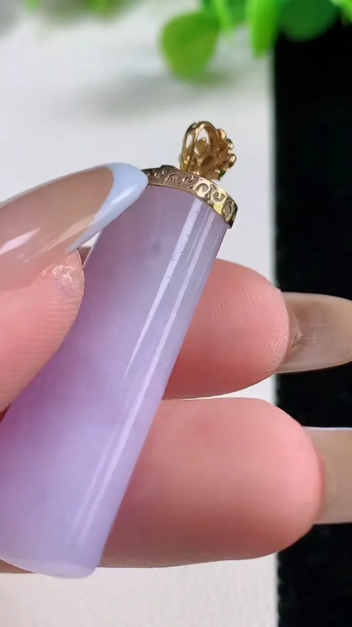天然A货翡翠种紫罗兰平安柱吊坠，尺寸36.8-14.2-6，重量:8.98g
11月12日