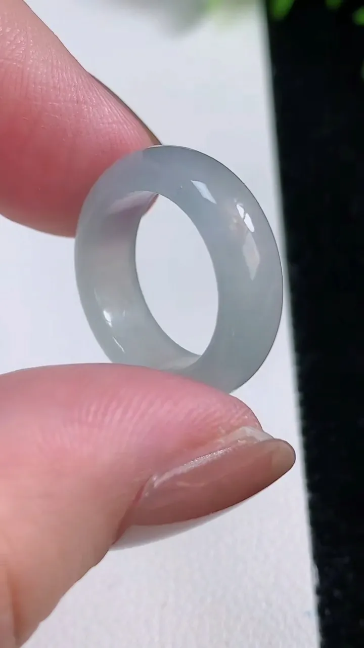 天然A货翡翠指环戒指，尺寸15.5-6-3，重量:3.36g2025年11月12日
工厂直销收藏佳品,种好水足，色泽均匀，有种有色，上手高大气！