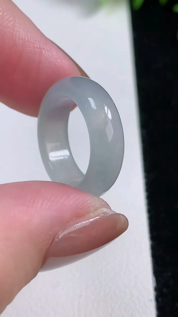 天然A货翡翠指环戒指，尺寸15.5-6-3，重量:3.36g2025年11月12日
工厂直销收藏佳品,种好水足，色泽均匀，有种有色，上手高大气！
