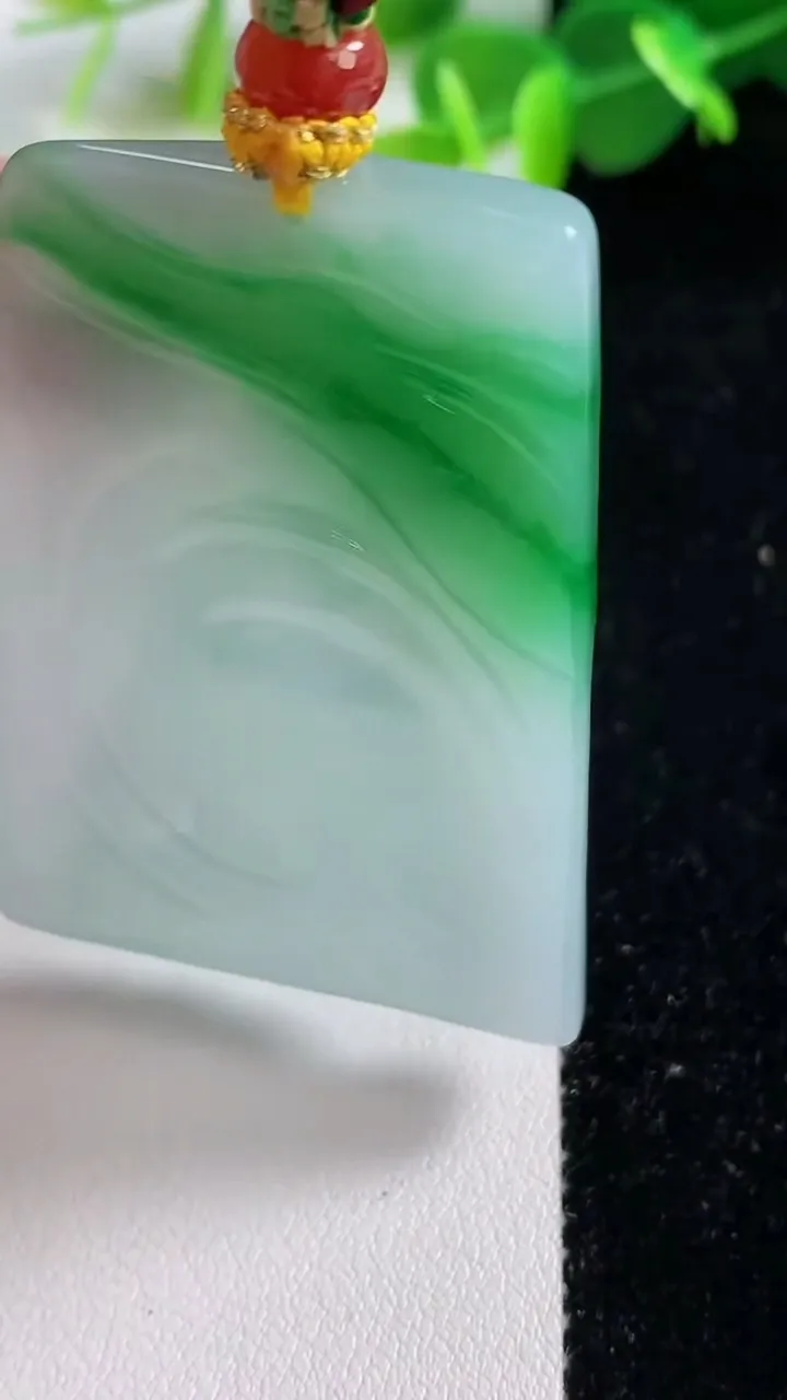 天然A货翡翠观音菩萨吊坠，尺寸53.7-35.7-7.2，重量:32.60g
11月12日