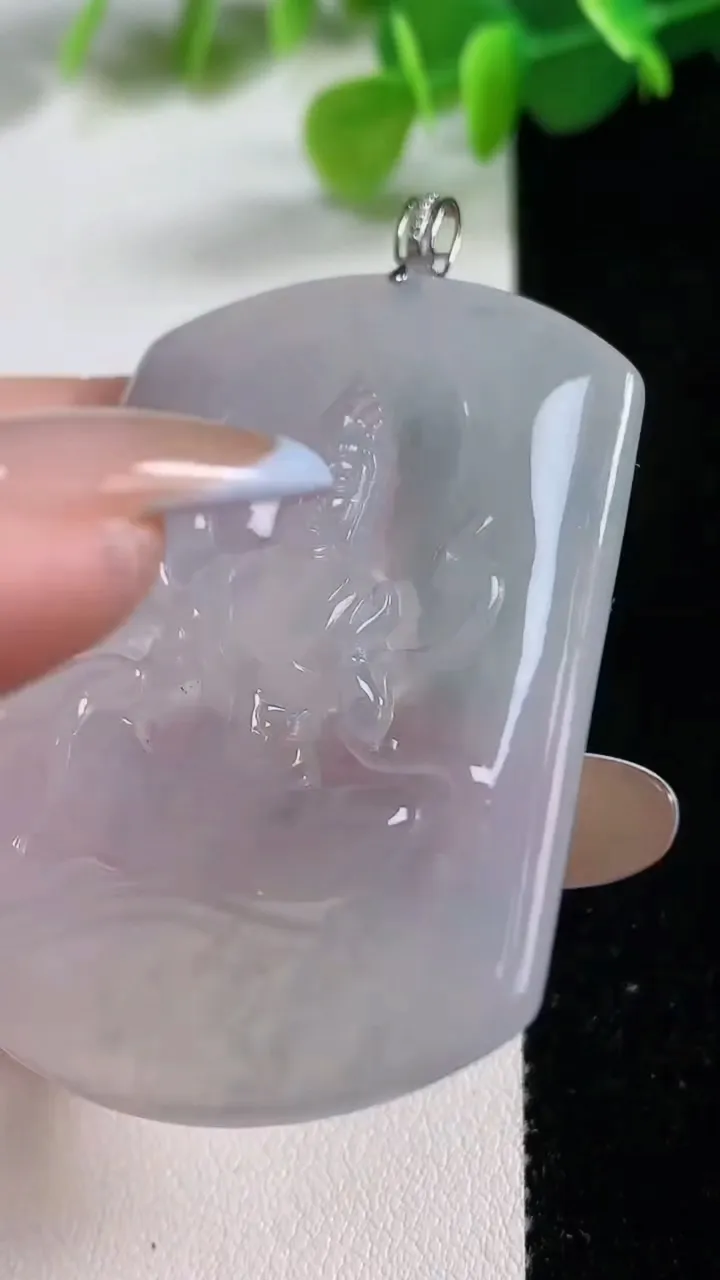 天然A货翡翠种白冰大势至观音菩萨吊坠，尺寸52.2-39.4-4，重量:18.25g
11月12日