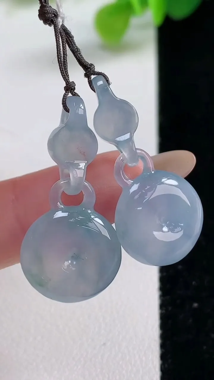 天然A货翡翠种紫罗兰 飘花平安扣吊坠一对，尺寸30-14.9-4.3，重量:5.96g
11月12日