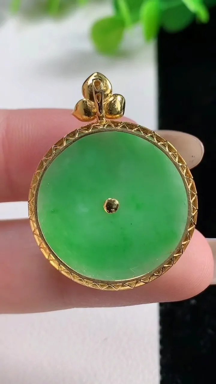 天然A货翡翠平安扣吊坠，尺寸32.8-25-6裸石23.8，重量:4.43g
11月12日