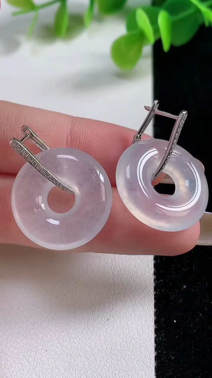 天然A货翡翠种白冰 白月光平安环耳坠，尺寸21-5，重量:10.31g
11月12日