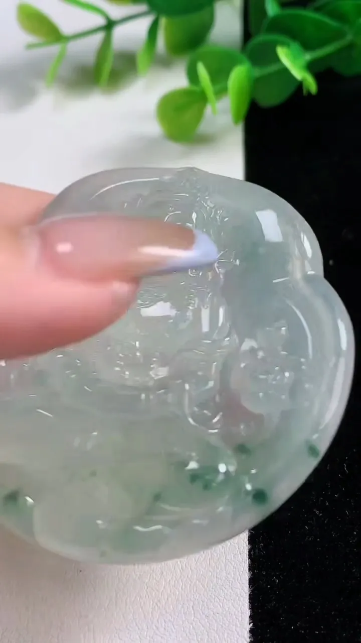 天然A货翡翠种飘花度母观音菩萨吊坠，尺寸57.5-58-6，重量:35.26g
11月12日