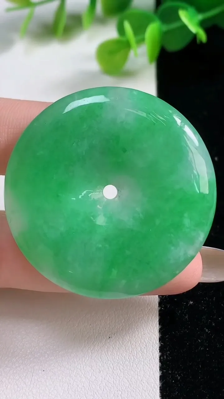 天然A货翡翠平安扣吊坠，尺寸42-5.8，重量:21.87g
11月12日