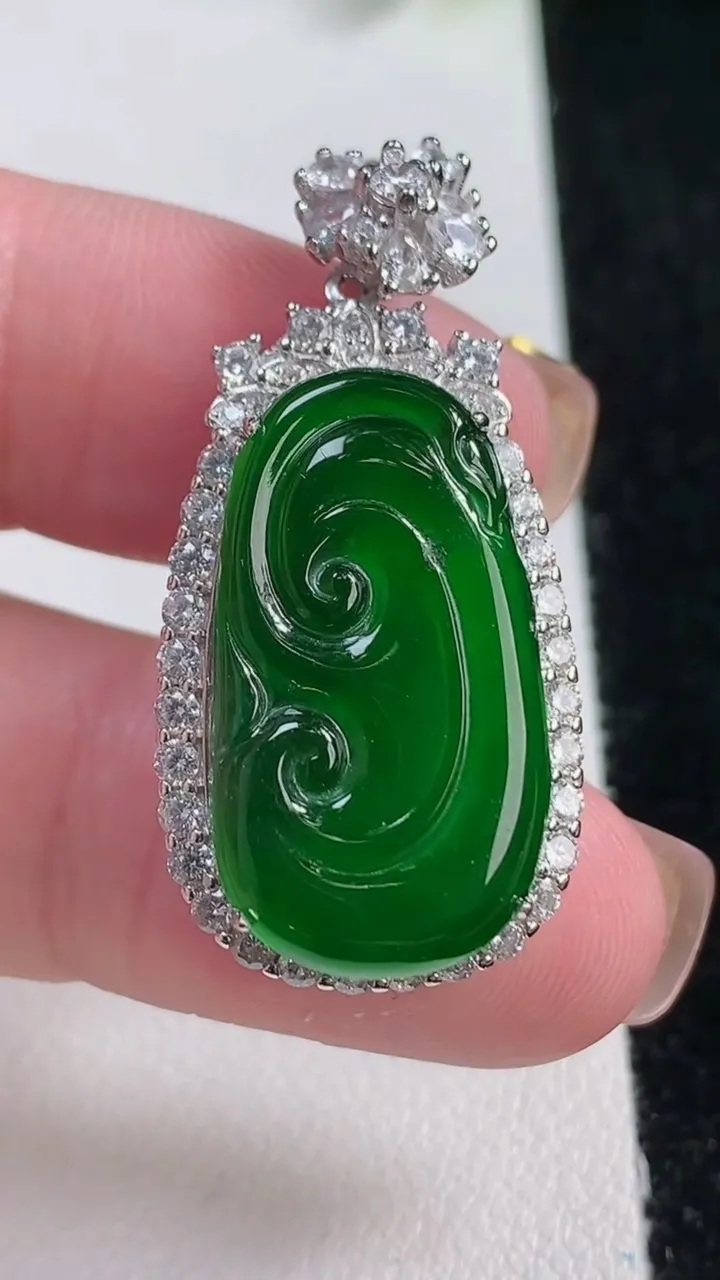 天然A货翡翠如意吊坠，尺寸38.4-18.5-9.5，裸石24.4-14.3-3.6重量:6.52g