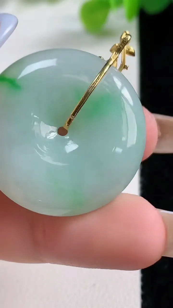 天然A货翡翠平安扣吊坠，尺寸29.8-6.7，重量:12.72g
11月12日