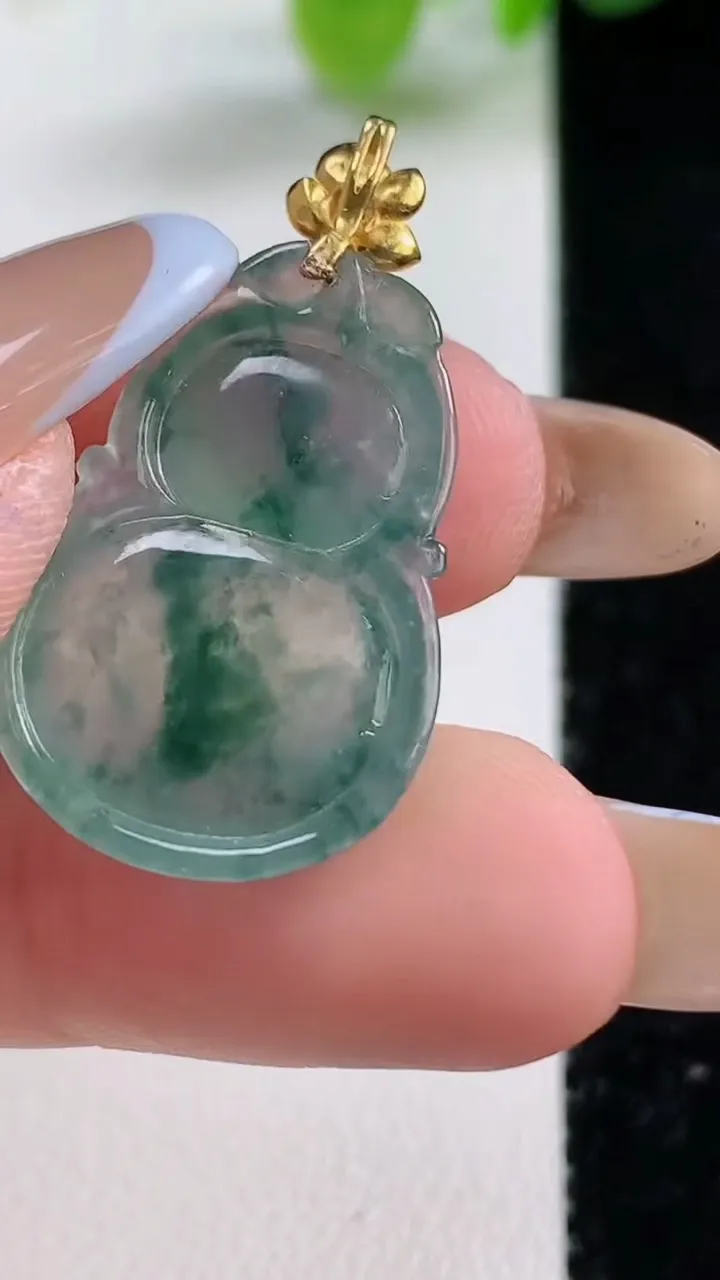 天然A货翡翠种飘花葫芦吊坠，尺寸24.3-17.4-5，重量:3.97g
11月12日