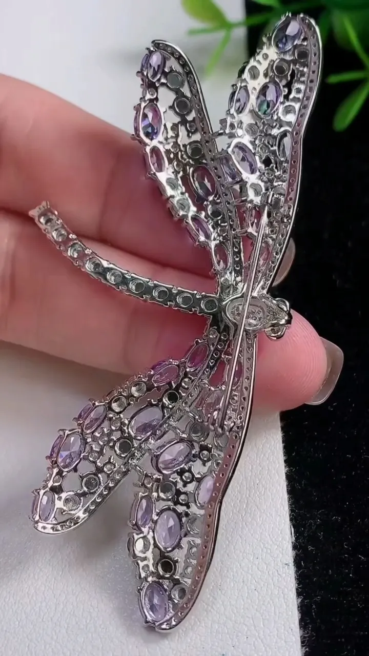 天然A货翡翠蛋面蜻蜓胸针，尺寸85-38-7，裸石2.8重量:16.26g
11月12日