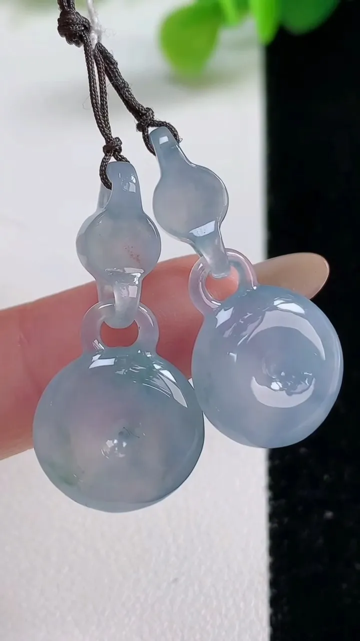 天然A货翡翠种紫罗兰 飘花平安扣吊坠一对，尺寸30-14.9-4.3，重量:5.96g
11月12日