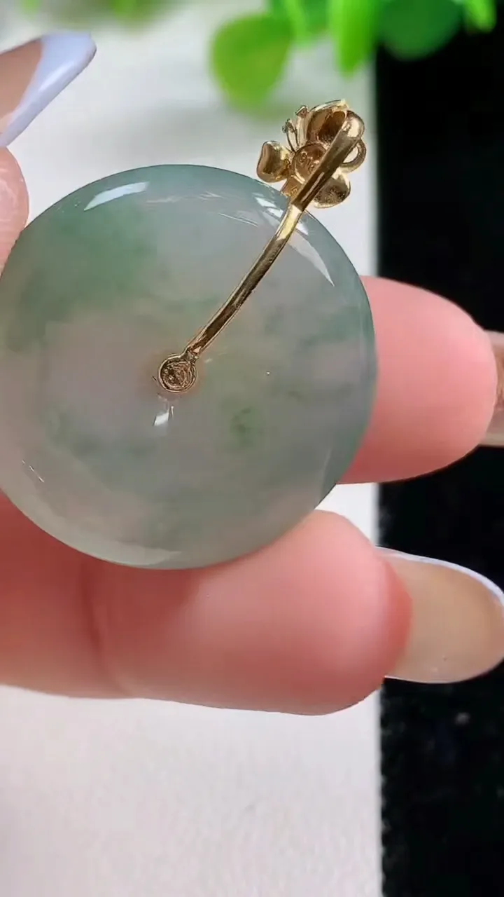 天然A货翡翠种飘花平安扣吊坠，尺寸25.4-4.8，重量:7.02g
11月12日