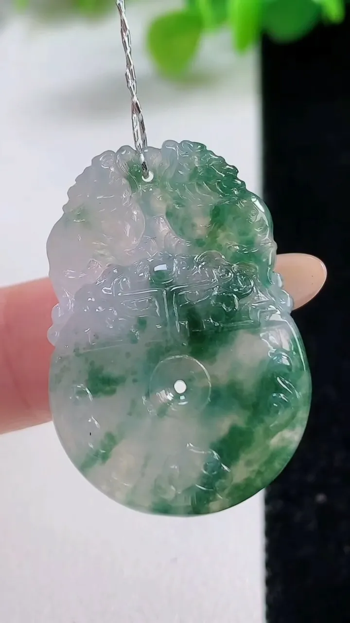 天然A货翡翠冰种飘花仿古平安扣吊坠，尺寸31.4-21.3-4.8，重量:6.33g
11月12日